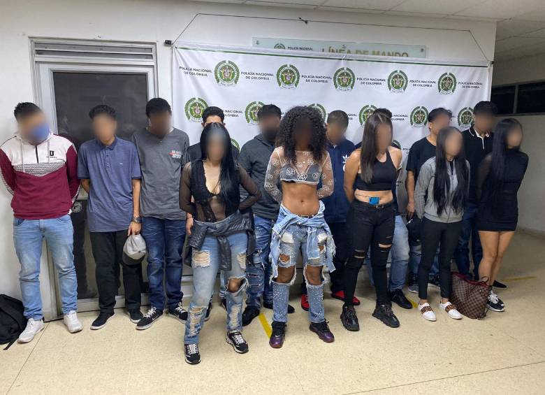 Nueve hombres y cinco mujeres fueron sorprendidos en medio de una rumba en una discoteca de Laureles. FOTO CORTESÍA POLICÍA