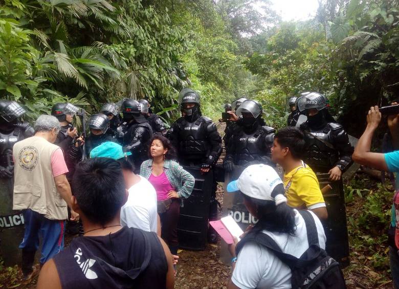 En la imagen se ve la presencia del Esmad en La Delfina, Valle del Cauca, lugar donde se concentran los indígenas de la región. FOTO Tomada de Twitter @MPCindigena