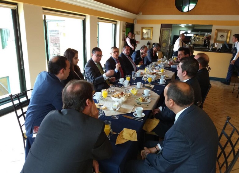 De los 14 senadores electos del Partido Liberal, 13 asistieron ayer al desayuno de trabajo con el expresidente César Gaviria, director de la colectividad. FOTO colprensa