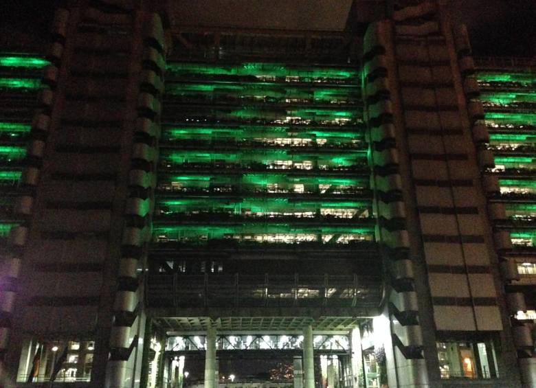 En el Parque de los pies descalzos se proyecta un vídeo mapping sobre el edificio inteligente. Además todas las noches se realiza el show de las fuentes de agua. 