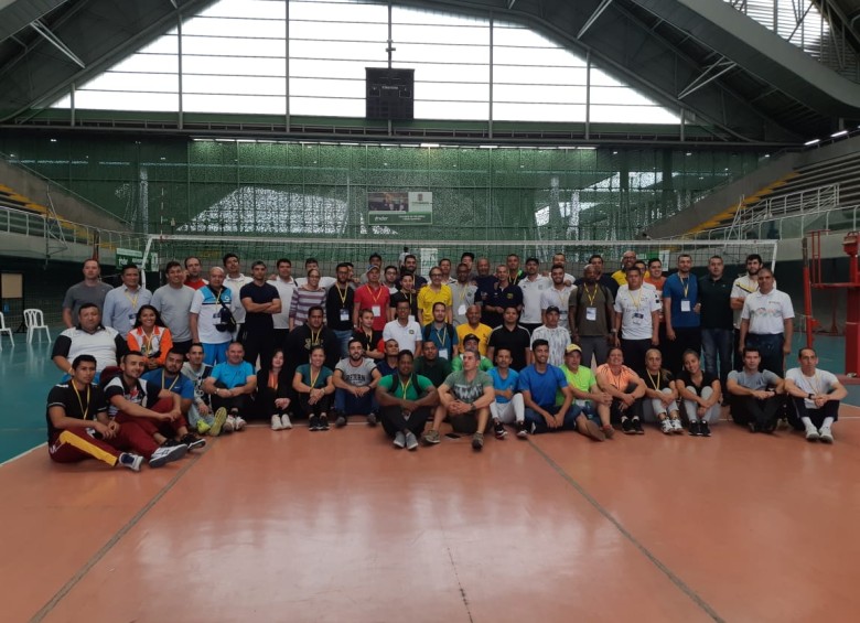 Este grupo de entrenadores de Antioquia recibió formación del brasileño Rizola. Quedan tareas para hacer. FOTO Wilson Díaz 