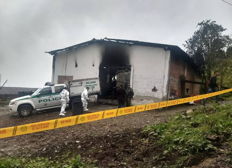 Este es el momento cuando los agentes de la Sijin se disponen a hacer el levantamiento de las dos víctimas que dejó el incendio. FOTO: CORTESÍA