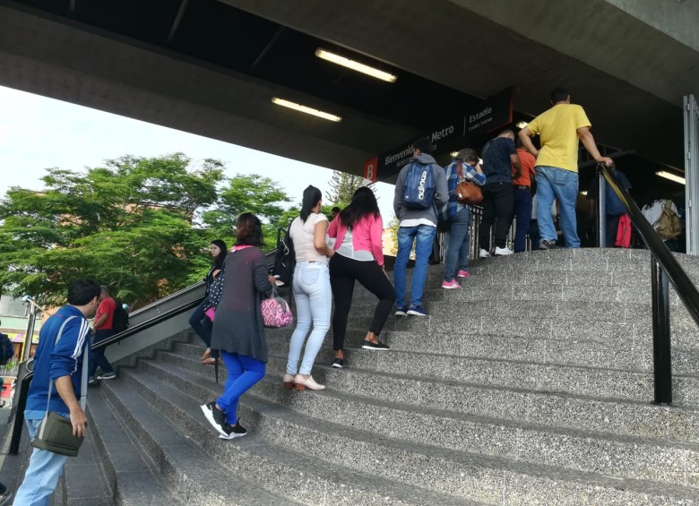 En las primeras horas del martes, filas en el metro, estación Estadio. Foto: Manuel Saldarriaga. 