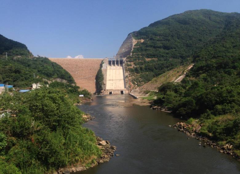 Vista panorámica del embalse Topocoro de la central hidroeléctrica Sogamoso, de Isagén. FOTO: JUAN ESTEBAN VÁSQUEZ