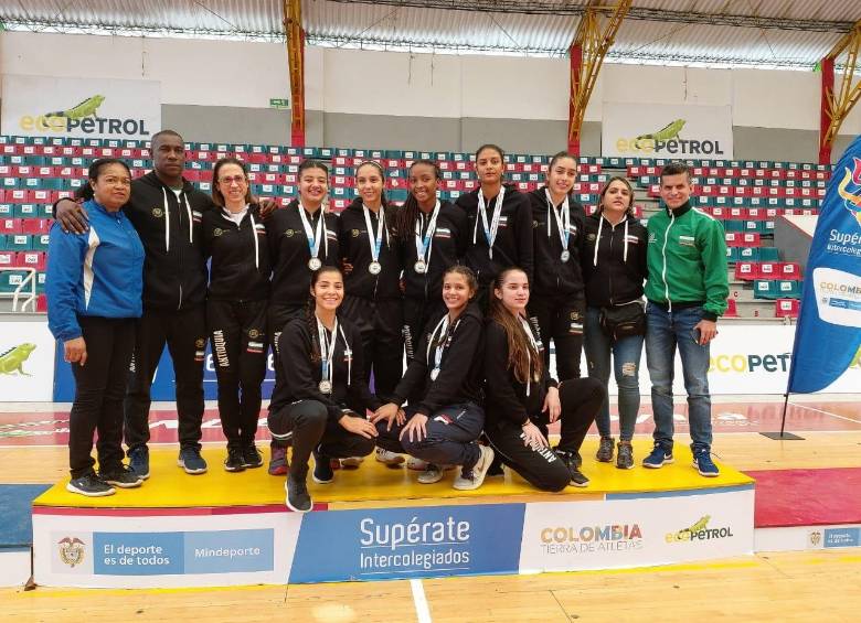 Las integrantes de la institución Santa Juana de El Pedregal, durante la premiación del baloncesto femenino en la sede de Tunja. En el certamen surgen futuras figuras del deporte. FOTO cortesía CP