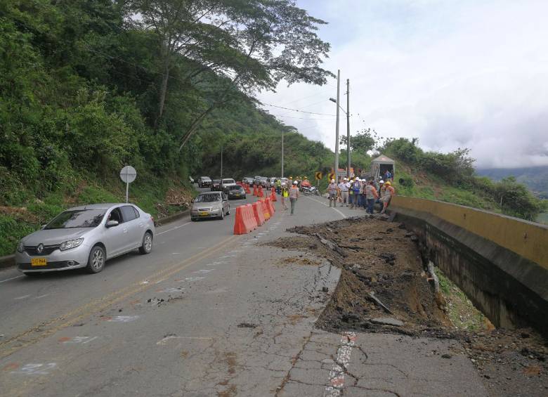 El daño de la carretera está en el kilómetro 34+200, sector de La Potrera, en el corregimiento de Palmitas. Foto Cortesía Devimar