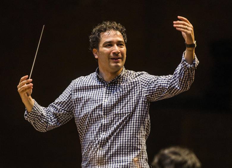 El maestro Andrés Orozco Estrada dirigirá el concierto de aniversario de Filarmed este domingo a las 4:00 p.m. En la imagen, mientras realizaba el ensayo de Réquiem Alemán de Johannes Brahms, el pasado viernes. FOTO JULIO CÉSAR HERRERA