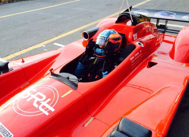Óscar Tunjo en el auto que logró el récord de pista para el autódromo de Tocancipá, este fin de semana en Bogotá. FOTO Cortesía