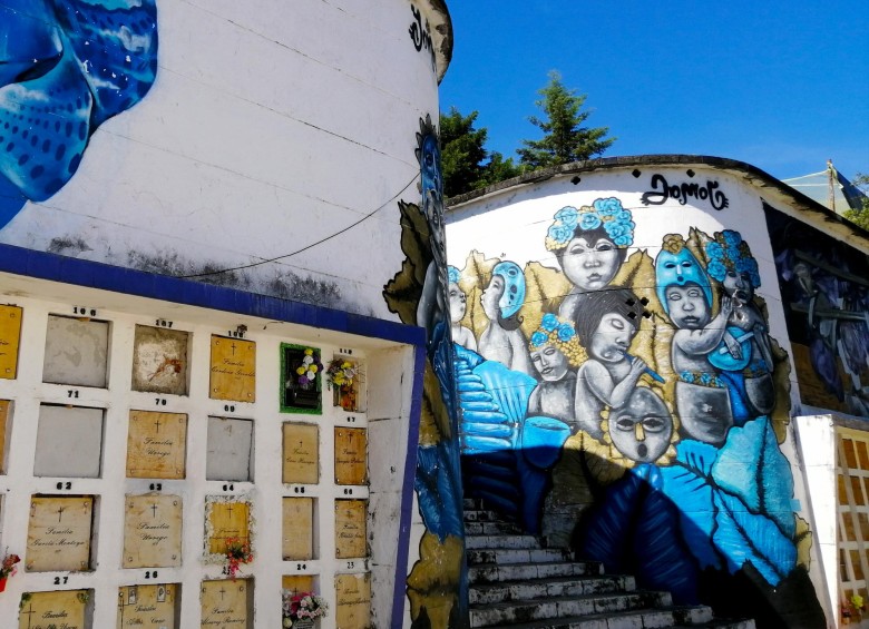 Murales coloridos del cementerio de la comuna 13, que acompañan a las bóvedas en el ejercicio de memoria colectiva. FOTO MATEO ISAZA GIRALDO