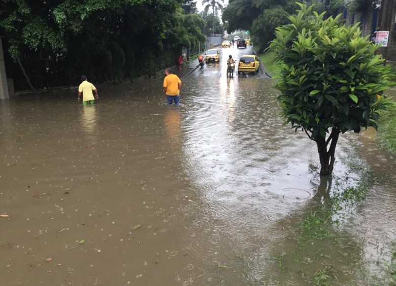 Uno de los barrios con vías inundadas fue Pilarica, en el noroccidente de Medellín. FOTO: EDWIN BUSTAMANTE