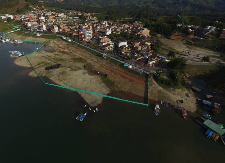 El terraplén, que es la extensión del malecón hacia el agua (entrando en algunos tramos hasta 30 metros), tiene un 30 % de ejecución. Por razones de seguridad la Alcaldía de Guatapé y EPM cerraron la zona de trabajo. FOTO CORTESÍA ALCALDÍA DE GUATAPÉ
