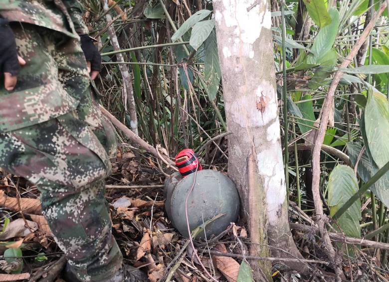 Uno de los explosivos ubicados en la zona rural de Teorama. FOTO CORTESÍA EJÉRCITO