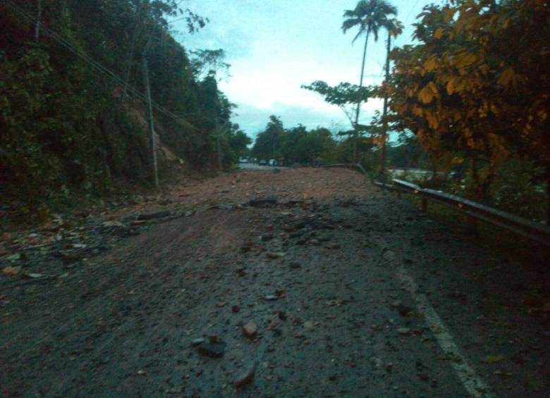 La vía entre Medellín y la Costa Atlántica fue dinamitada en la madrugada del jueves por guerrilleros de las Farc.