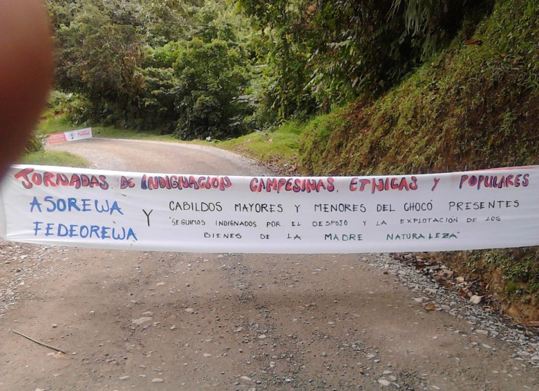 En Santa Cecilia, en la vía Pereira- Quibdó hay protesta de 90 indígenas, según confirmó Felipe Muñoz, vocero de la Asociación de Transportadores de Colombia (ATC). FOTO CORTESÍA