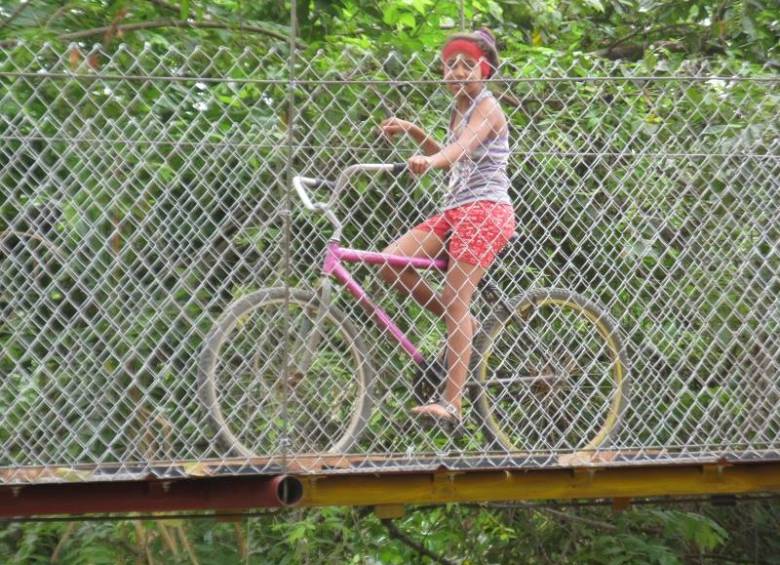 Los menores de edad atraviesan también el puente peatonal en bicicleta. FOTO Cortesía