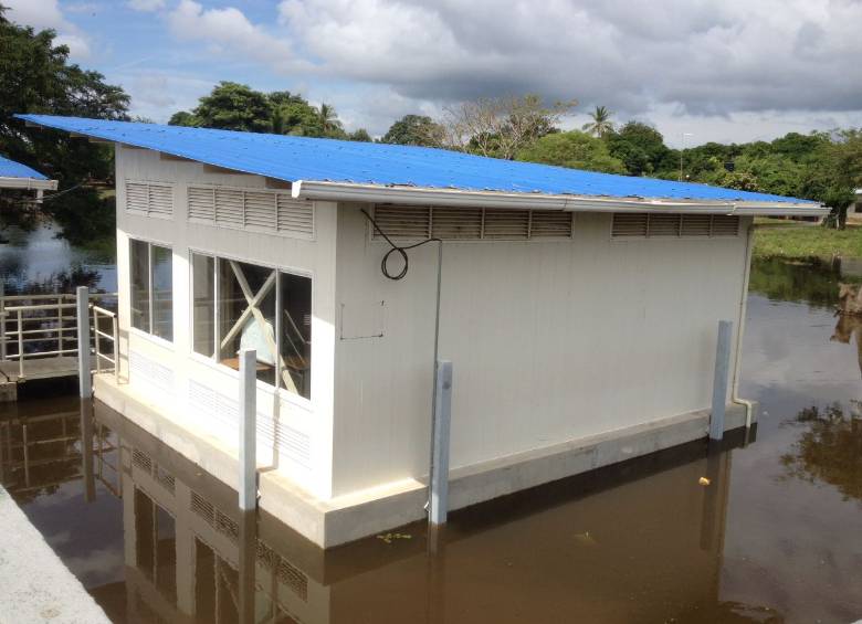 Una de las aulas de la escuela, que ya flota sobre las aguas de la ciénaga de Zapatosa. FOTO cortesía lina marcela cataño.