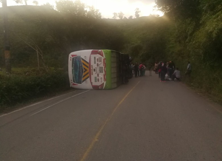 Bus con pasajeros pensionados sufrió accidente este miércoles. FOTO CORTESÍA 