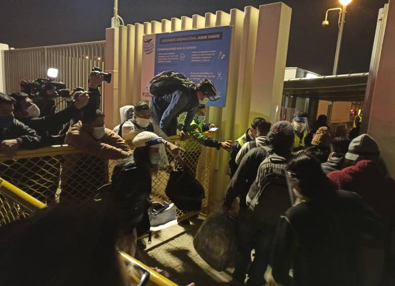 Caos en Perú durante reapertura del aeropuerto de Lima