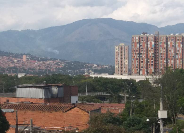 Imagen del incendio en el cerro Quitasol. FOTO @gmunozo