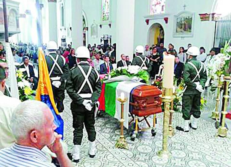 Autoridades civiles y eclesiásticas y la comunidad rindió tributo al fallecido alcalde de Fredonia. FOTO cortesía alejandro zuluaga
