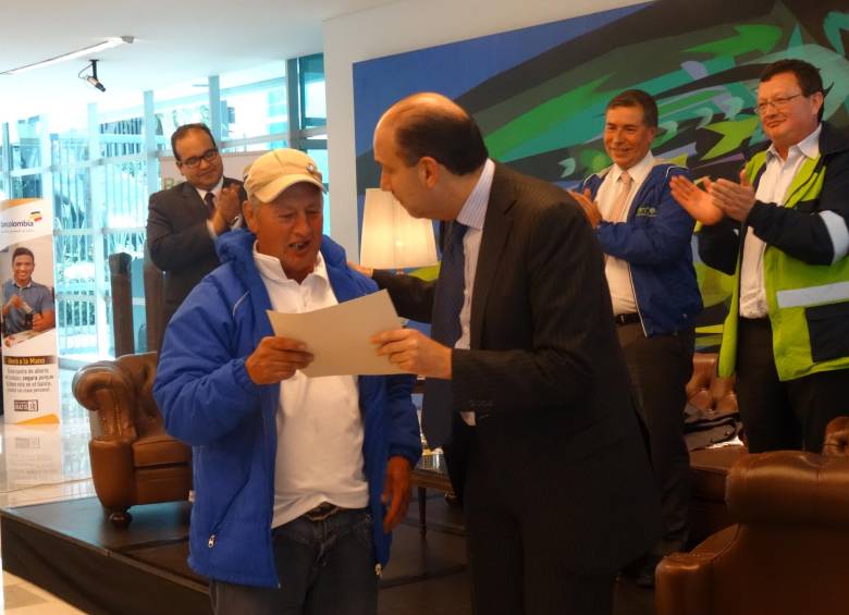 Gilberto Tobón, campesino cuidador de bosque, recibe de manos de Gabriel Vallejo, Minambiente, el reconocimiento por su papel en Banco2, premiado por el BID. FOTOS CORTESÍA CORNARE