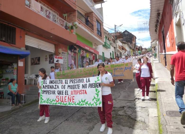 El pasado doce de octubre, la comunidad educativa de Amagá marchó contra las amenazas a la rectora. FOTO cortesía 