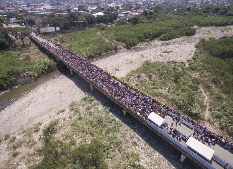 Ayer se vivieron momentos de tensión en el puente internacional Simón Bolívar, cerca a Cúcuta, ya que venezolanos trataron de cruzar la frontera, pero encontraron restricciones. FOTO colprensa