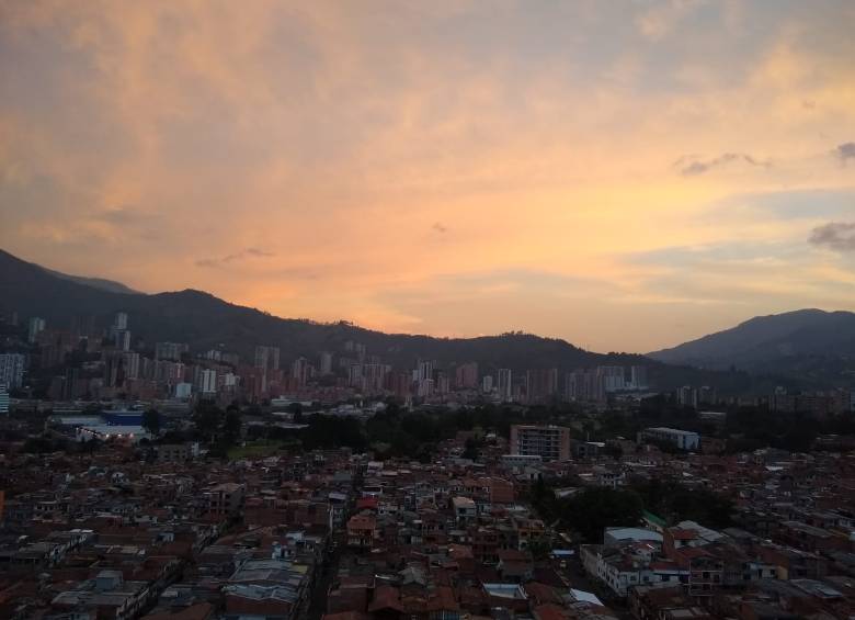 Así se veía el Valle de Aburrá el domingo en la tarde. FOTO: Jaime Pérez. 