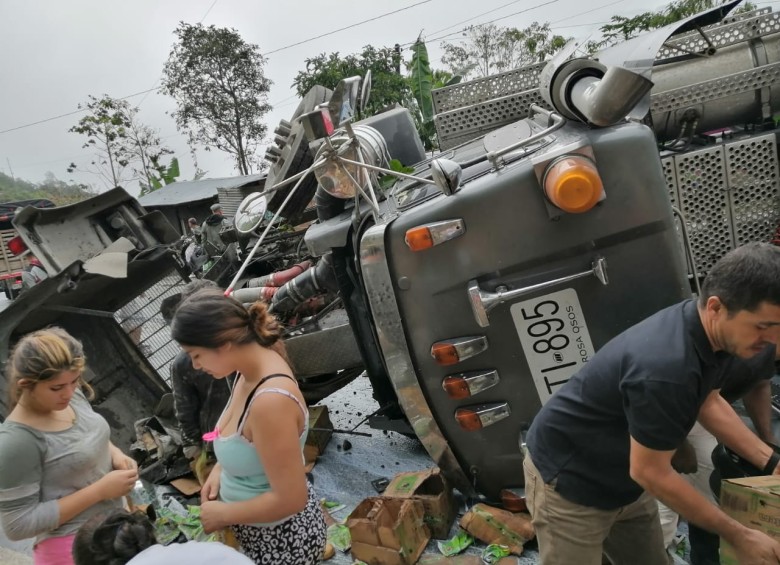 En Valdivia se accidentó un camión cargado con leche que según Colanta fue saqueado. Foto cortesía Colanta