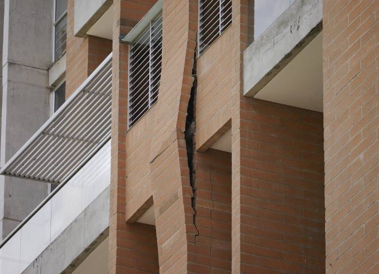 Propietarios de apartamentos del edificio Continental Towers, construido por la firma CDO responsable de Space, denunciaron este martes con varias imágenes las nuevas grietas que tiene esta edificación en su estructura. FOTO CORTESÍA