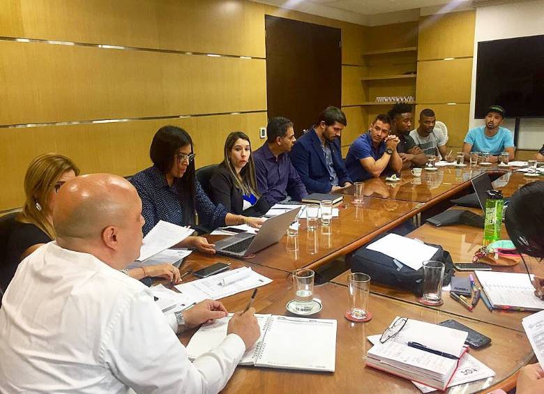 El gerente (e) de Indeportes, Nicolás Arenas, se reunió con la comisión delegada de deportistas antioqueños para crear la nueva estrategia de alimentación. FOTO Cortesía Indeportes