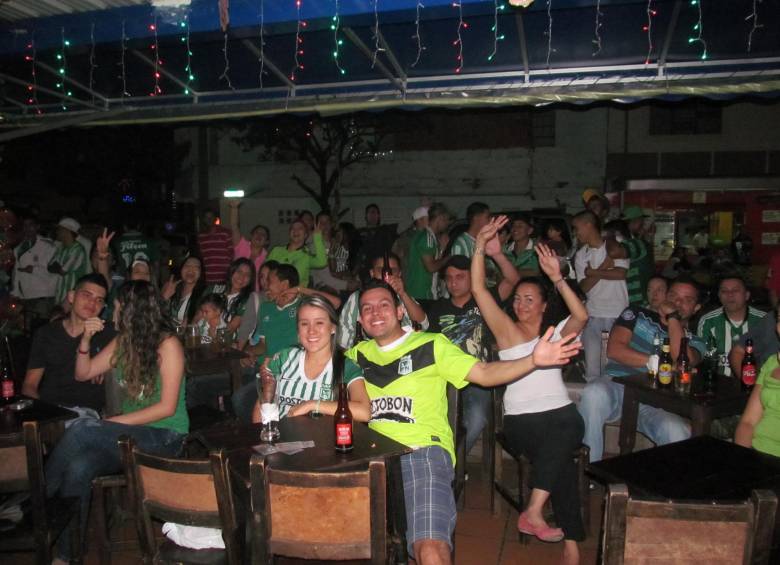 En el sector de Guayabal la gente disfrutó con entusiasmo el partido por televisión al son de unos tragos. FOTO Jennifer Villafañe