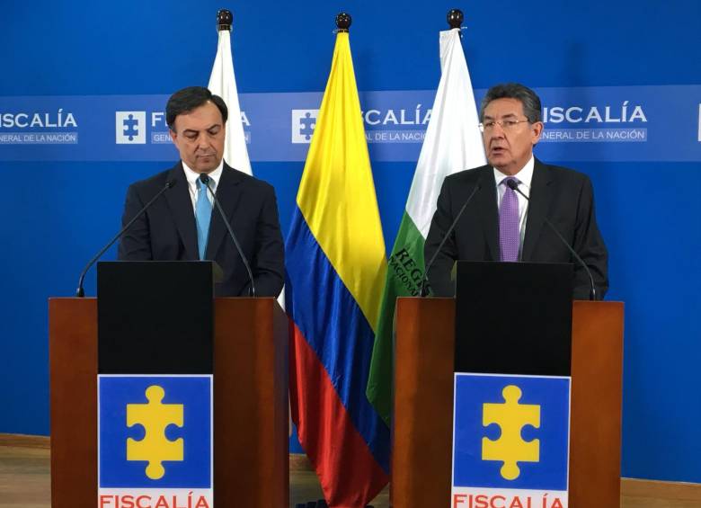 El fiscal general Néstor Humberto Martínez y el registrador Juan Carlos Galindo, ofrecieron el viernes una rueda de prensa sobre trabajo conjunto para enfrentar delitos electorales. FOTO COLPRENSA