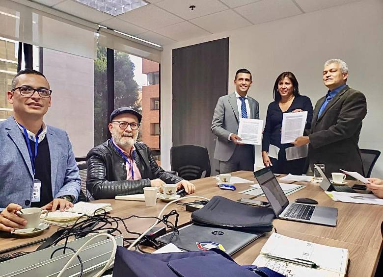 Reunión del alcalde Braulio Espinosa en el Ministerio de Educación para gestionar los recursos para cuatro colegios de Envigado. FOTO CORTESÍA