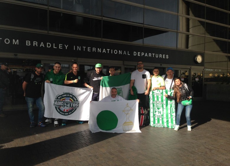 Parte del grupo de Los del Sur que llegó ayer a Osaka para acompañar el equipo paisa.