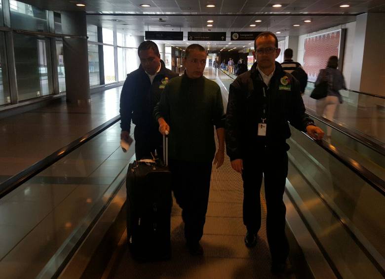 En la mitad, el excoronel Héctor Alejandro Cabuya de León. FOTO CORTESÍA MIGRACIÓN COLOMBIA