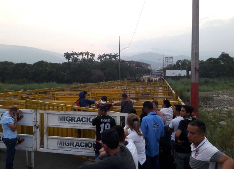 Personas esperando para pasar la ayuda humanitaria en el puente Simón Bolívar. FOTO ROSALINDA HERNÁNDEZ C - Enviada especial al lado venezolano de la frontera.