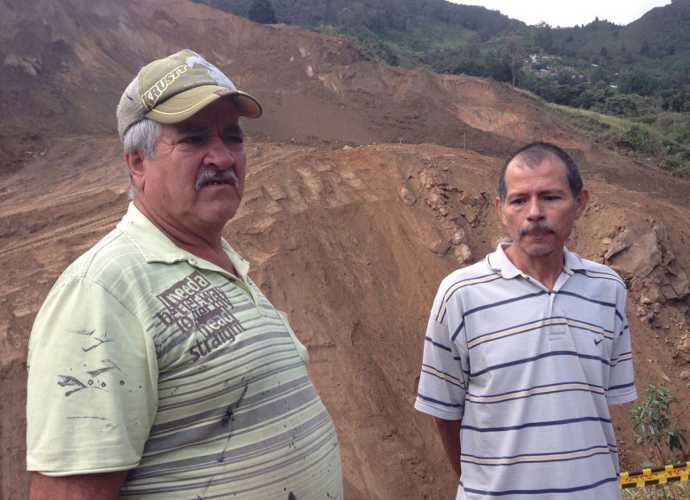 Saulo Gómez y Orlando Ramírez dan la espalda a la montaña que tiene sus casa en la incertidumbre . 