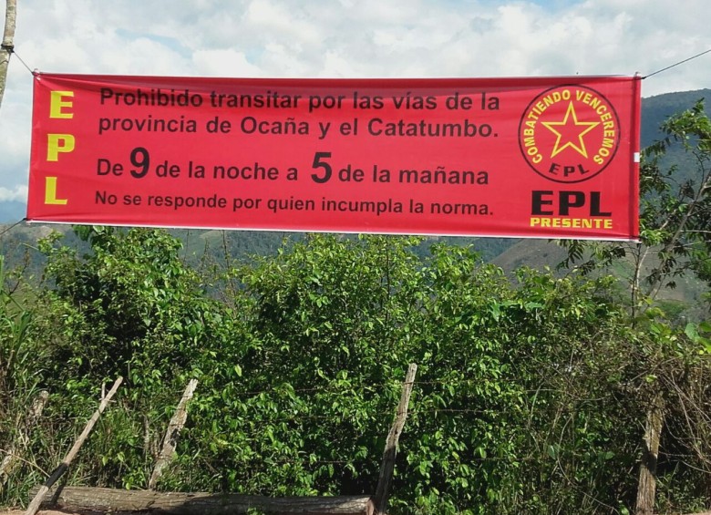 Este es uno de los avisos que ilegales tienen fijados en El Tarra. En la zona también hay exhibidas banderas del Eln. Foto Defensoría del Pueblo