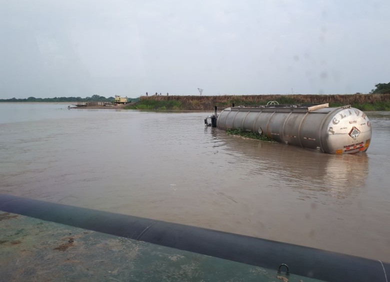 La tractomula en medio del agua del río Meta. FOTO CORTESÍA