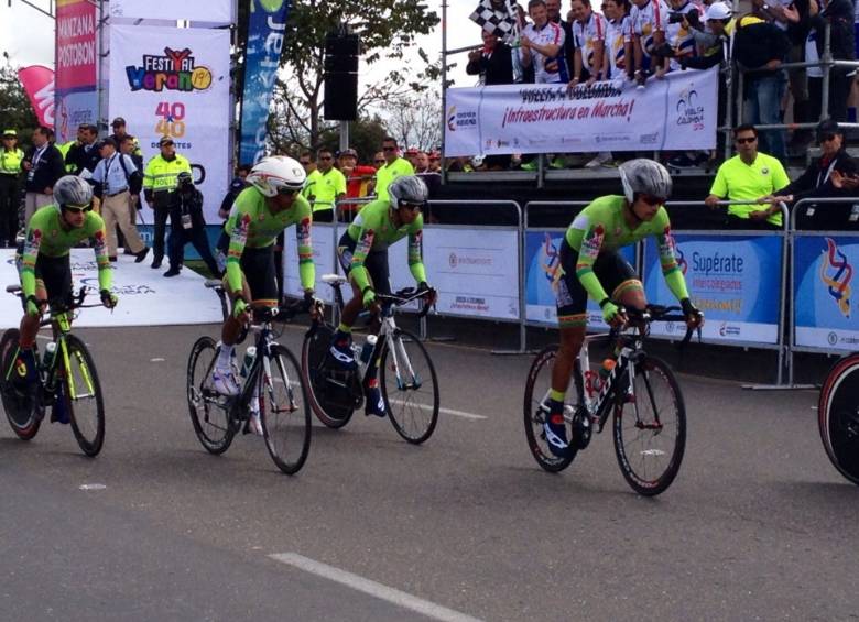 Luego de completar 10 kilómetros montado en su bicicleta el presidente Juan Manuel Santos dio inició a la Vuelta Colombia. FOTO JULIO CESAR HERRERA