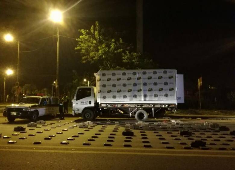 El camión viabaja con mensajes de solidaridad hacia los afectados de Mocoa y falsas ayudas humanitarias. La droga estaba oculta con paredes hidráulicas. FOTO COLPRENSA - EL PAÍS