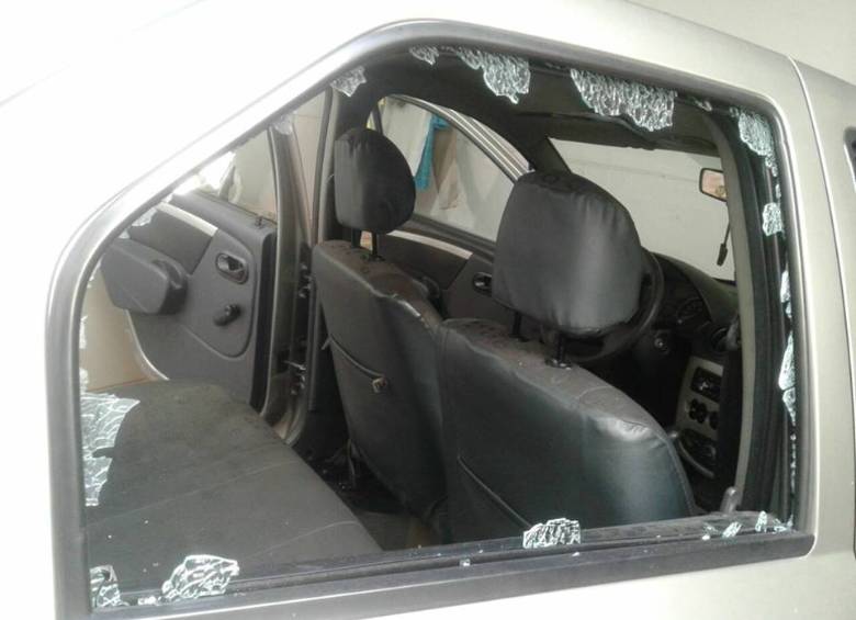 Carro atacado en la Loma de Los Parra. FOTO FACEBOOK - JULIANA PUERTA