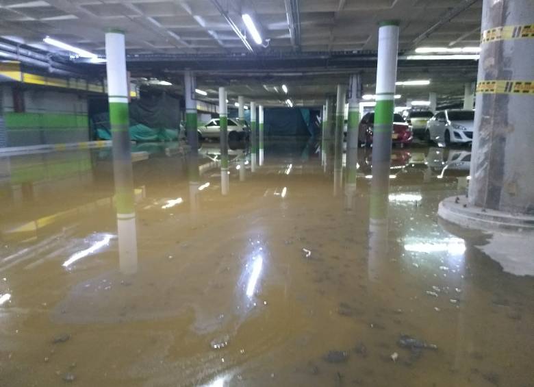 Primer piso y parqueaderos del centro comercial Monterrey inundados por el aguacero de este martes en Medellín. FOTOS CORTESÍA GUARDIANES ANTIOQUIA