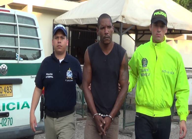 La Policía Nacional detuvo en Neiva al ciudadano francés Frederic Robert Dayde, quien tiene en su contra una circular roja de Interpol, pues es requerido en su país por robo. FOTO CORTESÍA