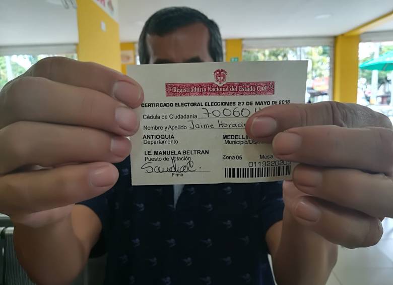Votante muestra su certificado electoral de este domingo. FOTO MANUEL SALDARRIAGA.