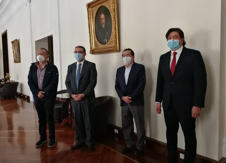 El ministro de Salud, Fernando Ruiz, junto a integrantes de Cambio Radical en la radicación del proyecto en julio pasado. FOTO Colprensa