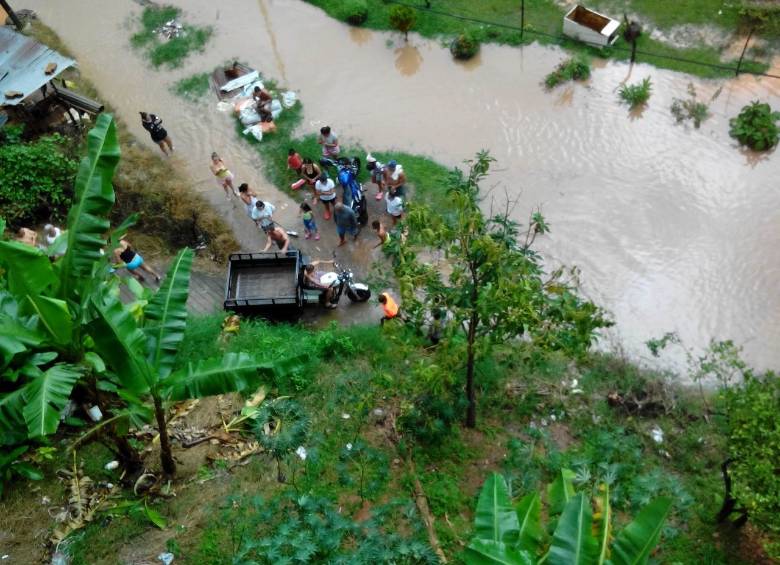 Fuerte inundación por lluvias en barrio de Barbosa