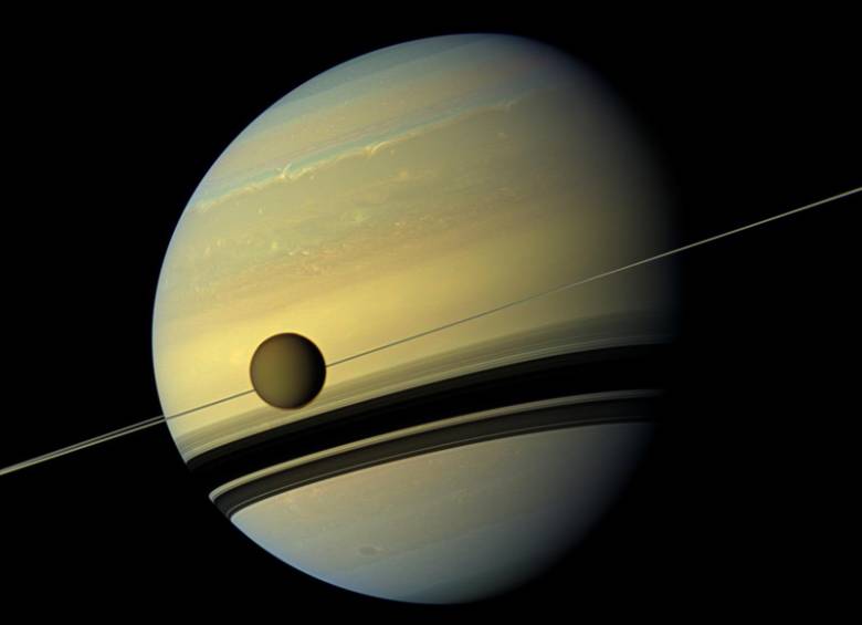 Entre las más de 150 lunas conocidas en el Sistema Solar, Titán es la única con una atmósfera sustancial. FOTO Nasa