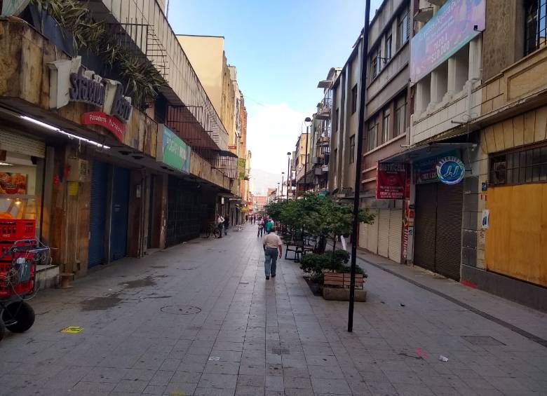 El centro de Medellín amaneció hoy en una nueva cuarentena que restringirá casi completamente la movilidad y comercio durante los próximos 15 días. Foto: Jaime Pérez